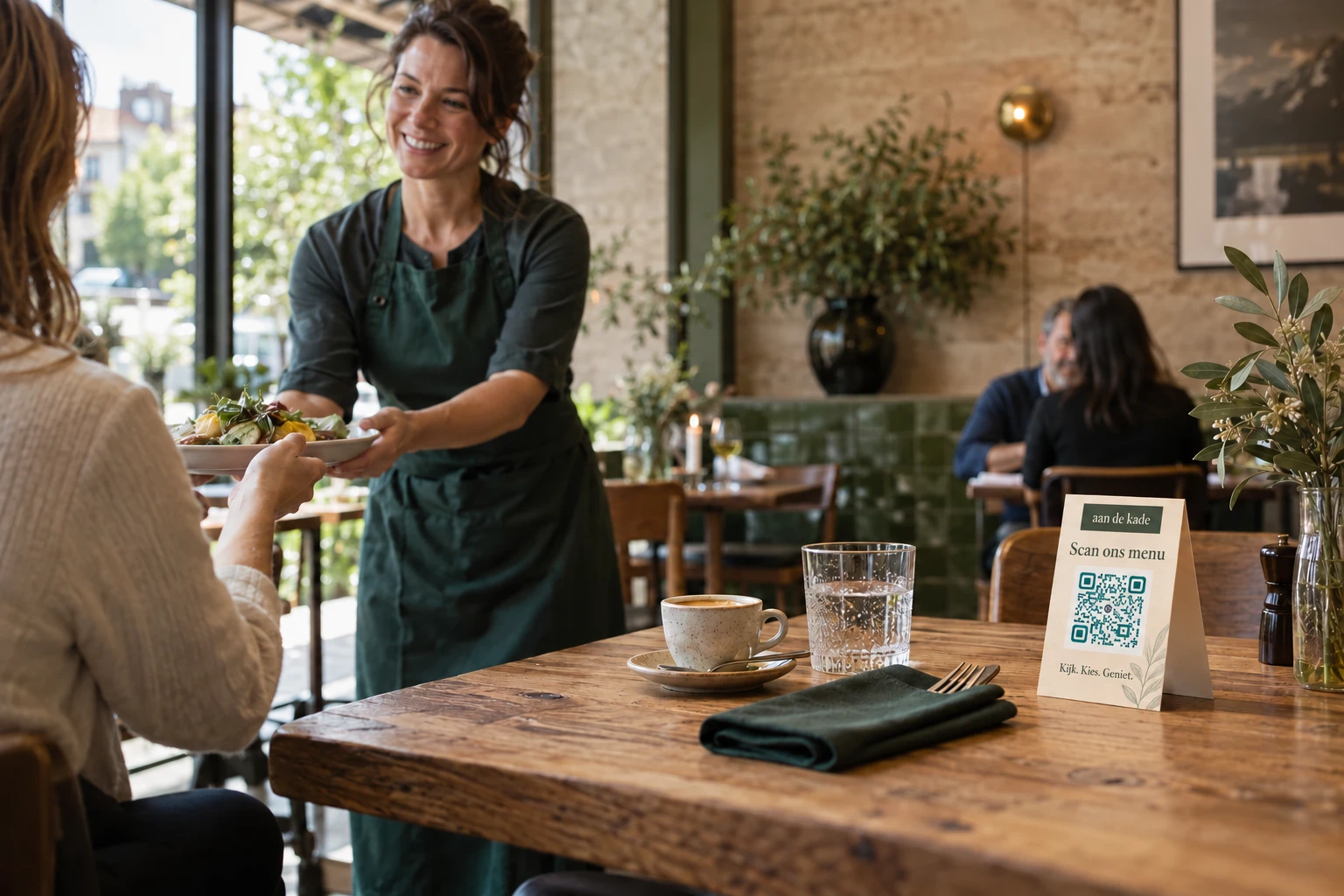 Brasserie Aan de Kade: gastvrouw en tafelkaartje met QR-code en de tekst Scan ons menu